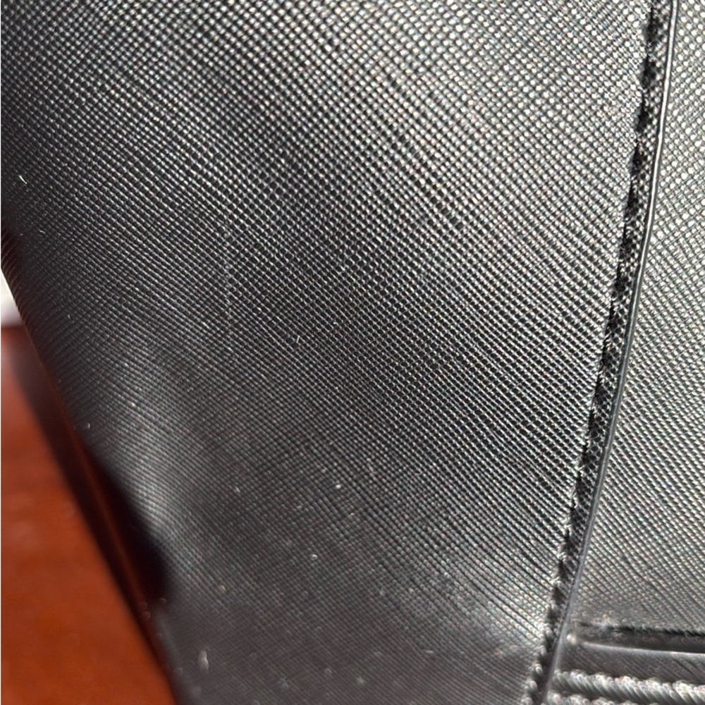 Guess Delaney Black Medium Classic Tote Bag - Picture 15 of 16